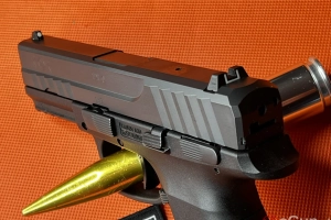  Pistolet AHSS KOR FX-9 kal. 9x19 Używany w stanie fabrycznym w zestawie 2 magazynki, kabura i zestaw do czyszczenia. Solidnie wykonany i niezawodny. 