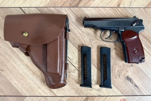 Makarov PM 9×18, zgodny numerycznie kabura + amunicja 1981r