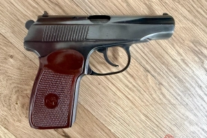 Makarov PM 9×18, zgodny numerycznie kabura + amunicja 1981r