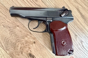 Makarov PM 9×18, zgodny numerycznie kabura + amunicja 1981r