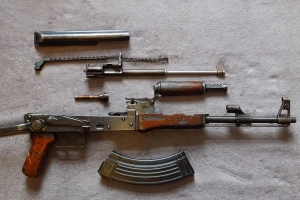 Karabin AK-47. Ewolucja, legenda i wpływ na współczesne konflikty.